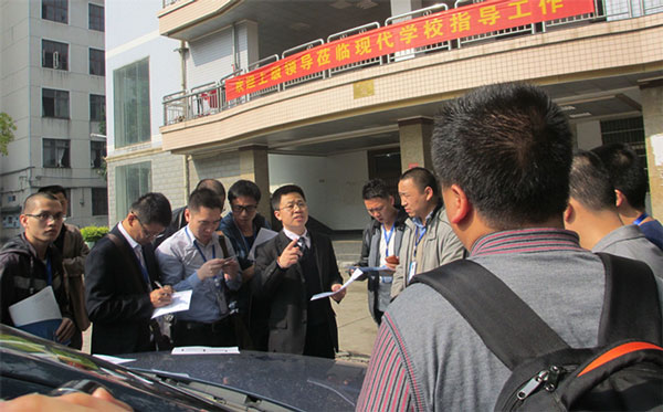 中車友李老師給學員培訓二手車鑒定師